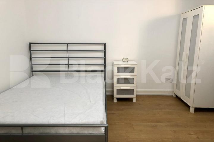 Superbly located in the heart of the city Damien Street , Whitechapel / Aldgate